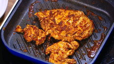 бутерброды с курицей, моцареллой и красным песто