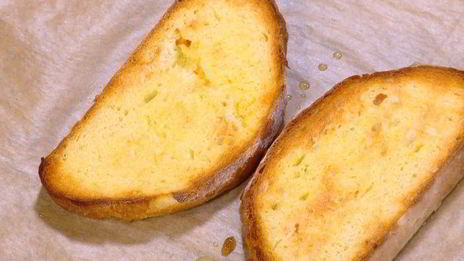 бутерброды с курицей, моцареллой и красным песто