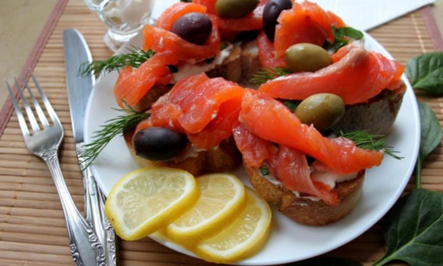 Рецепт чесночная брускетта с форелью и шпинатом