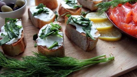 чесночная брускетта с форелью и шпинатом