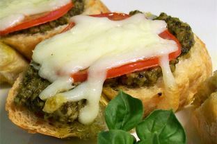 Горячие бутерброды с песто, моцареллой и помидорами