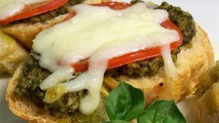 Горячие бутерброды с песто, моцареллой и помидорами