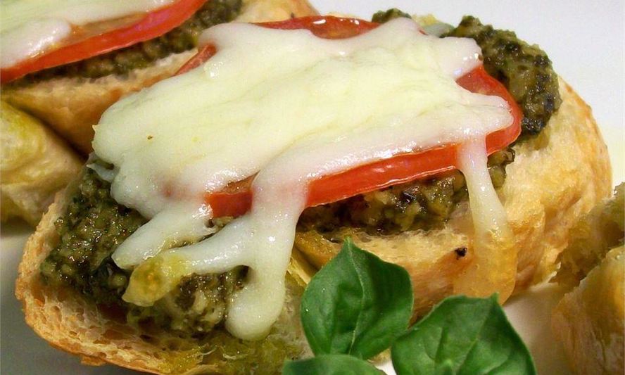 Рецепт горячие бутерброды с песто, моцареллой и помидорами