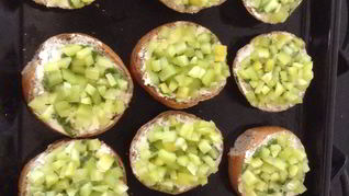 Горячие бутерброды с творожным сыром, песто и овощами