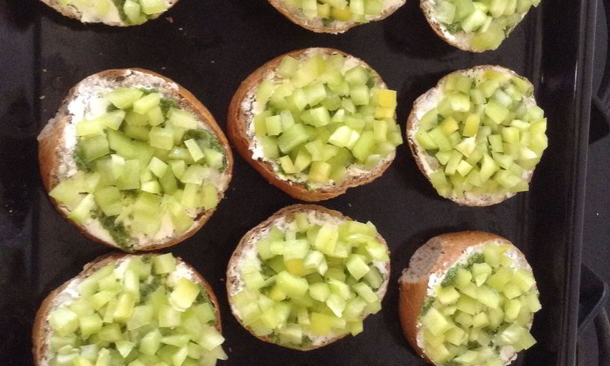 Рецепт горячие бутерброды с творожным сыром, песто и овощами