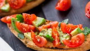 Итальянская брускетта с помидорами и авокадо