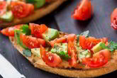 Итальянская брускетта с помидорами и авокадо