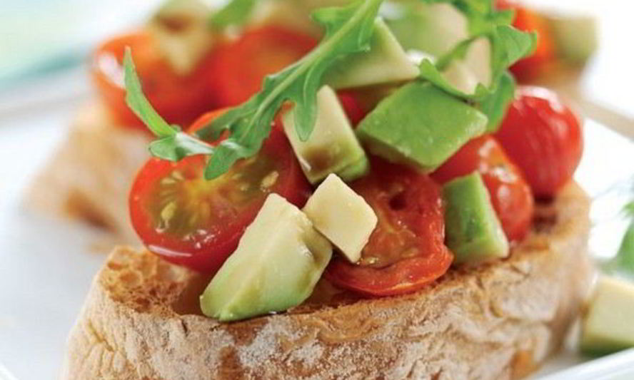 Рецепт хрустящие брускетты с помидорами и авокадо