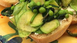 Весенняя брускетта с козьим сыром, зеленым горошком, спаржей и цукини мини