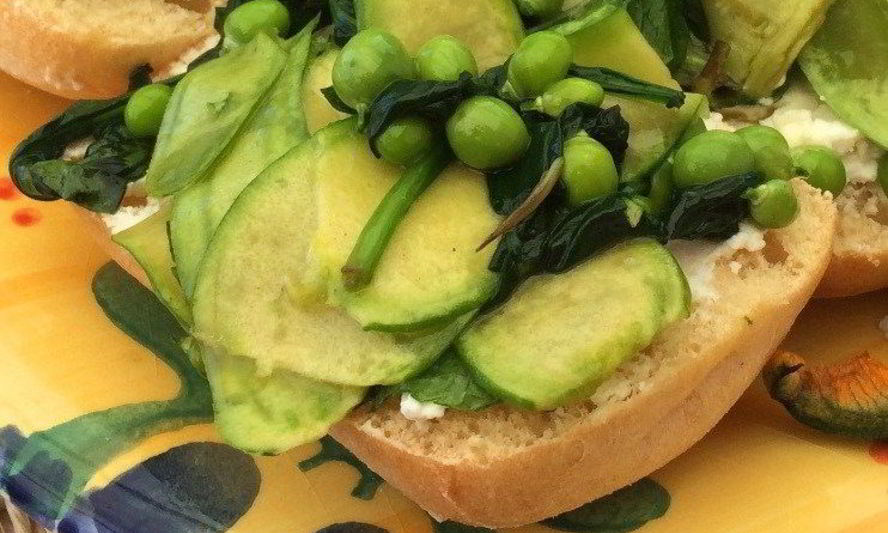 Рецепт весенняя брускетта с козьим сыром, зеленым горошком, спаржей и цукини мини