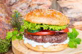 Бургер-гриль с говяжьей котлетой и соусом дзадзики