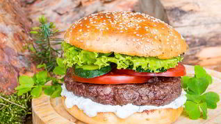 Бургер-гриль с говяжьей котлетой и соусом дзадзики