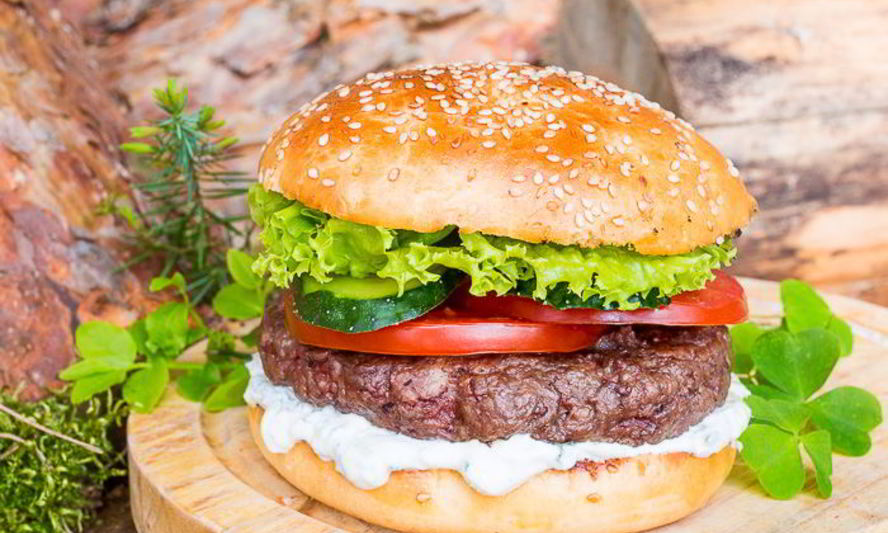 Рецепт бургер-гриль с говяжьей котлетой и соусом дзадзики