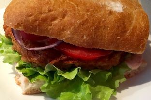 Бургер с куриной грудкой и коктейльным соусом