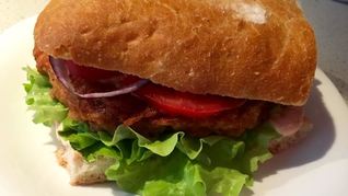 Бургер с куриной грудкой и коктейльным соусом