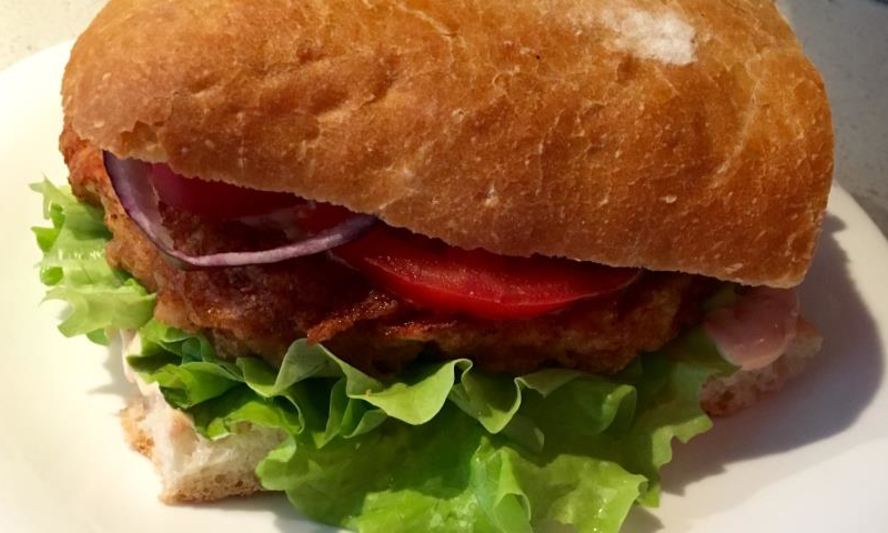 Рецепт бургер с куриной грудкой и коктейльным соусом