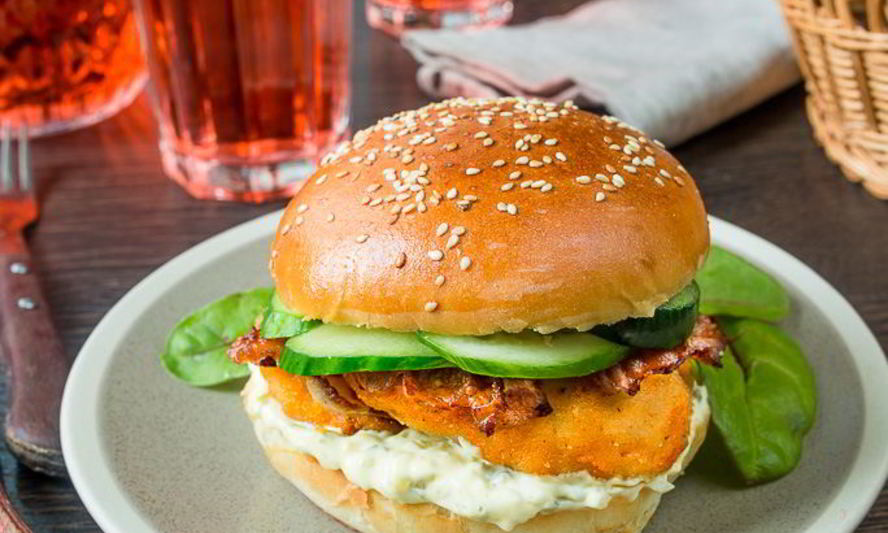 Рецепт бургер с куриным филе и беконом