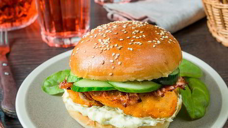 бургер с куриным филе и беконом