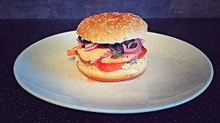 Бургер с семгой и омлетом