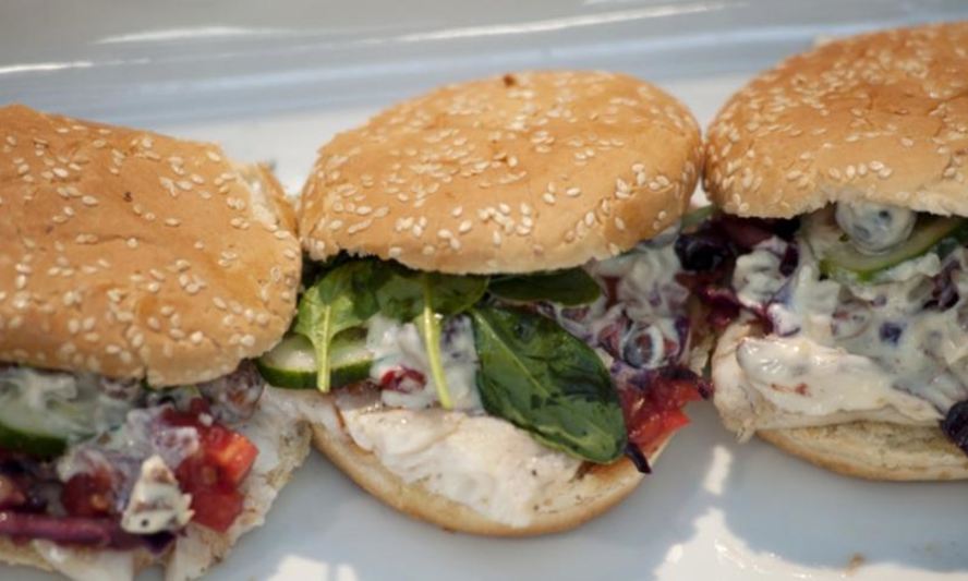 Рецепт бургер с судаком и краснокочанной капустой