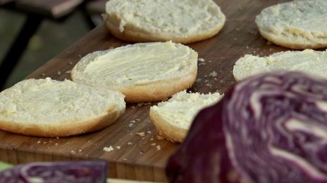 бургер с судаком и краснокочанной капустой