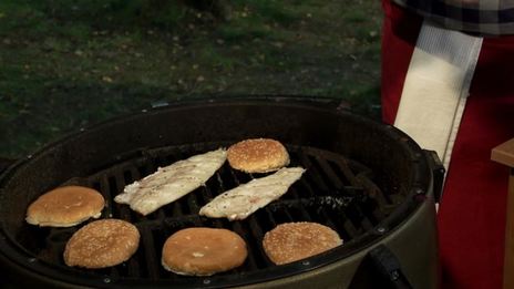 бургер с судаком и краснокочанной капустой