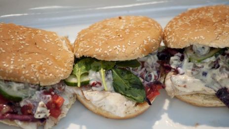 бургер с судаком и краснокочанной капустой