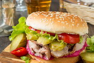 Бургер со свиной шеей и свекольным кремом