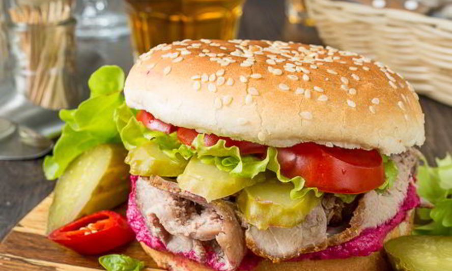 Рецепт бургер со свиной шеей и свекольным кремом