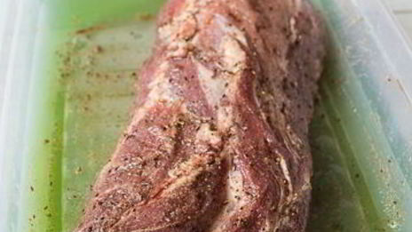 бургер со свиной шеей и свекольным кремом