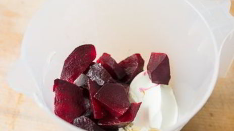 бургер со свиной шеей и свекольным кремом