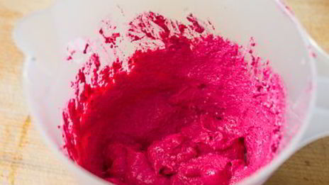 бургер со свиной шеей и свекольным кремом