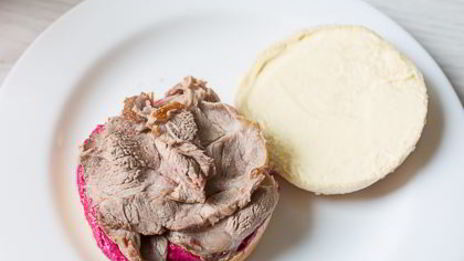 бургер со свиной шеей и свекольным кремом