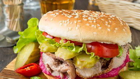 бургер со свиной шеей и свекольным кремом