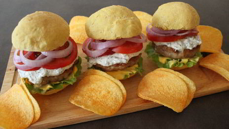 бургер со свиным бифштексом