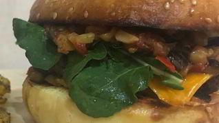 Бургер солнечный с баклажаном и помидорами