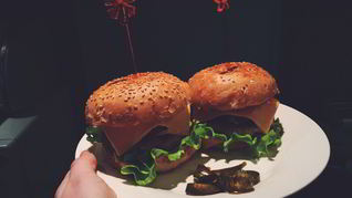 Бургеры с бараниной и перцем халапеньо