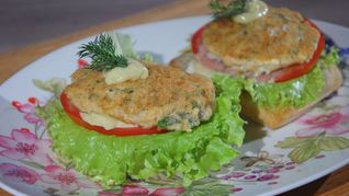 Бургеры с котлетками из семги и каперсов