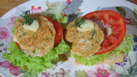 бургеры с котлетками из семги и каперсов