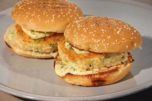 Бургеры с креветками и зеленым луком