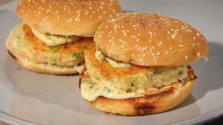 Бургеры с креветками и зеленым луком