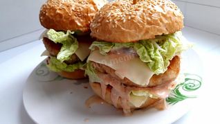 Бургеры с мясным фаршем, помидорами и листьями салат