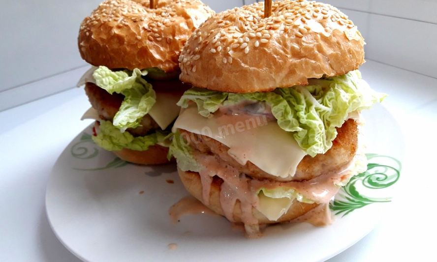 Рецепт бургеры с мясным фаршем, помидорами и листьями салат