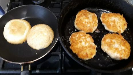 бургеры с мясным фаршем, помидорами и листьями салат