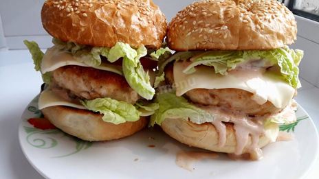 бургеры с мясным фаршем, помидорами и листьями салат