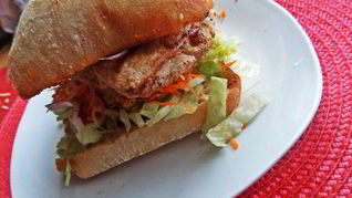 Двойной чикен-бургер на ржаной чиабатте