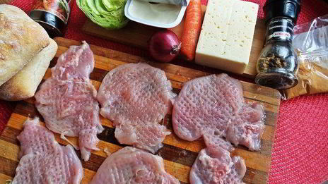 двойной чикен-бургер на ржаной чиабатте