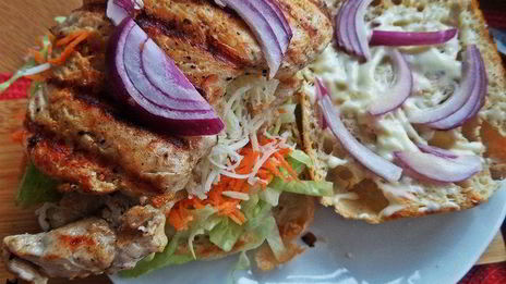 двойной чикен-бургер на ржаной чиабатте