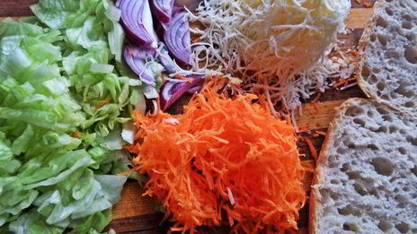 двойной чикен-бургер на ржаной чиабатте