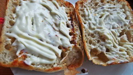 двойной чикен-бургер на ржаной чиабатте